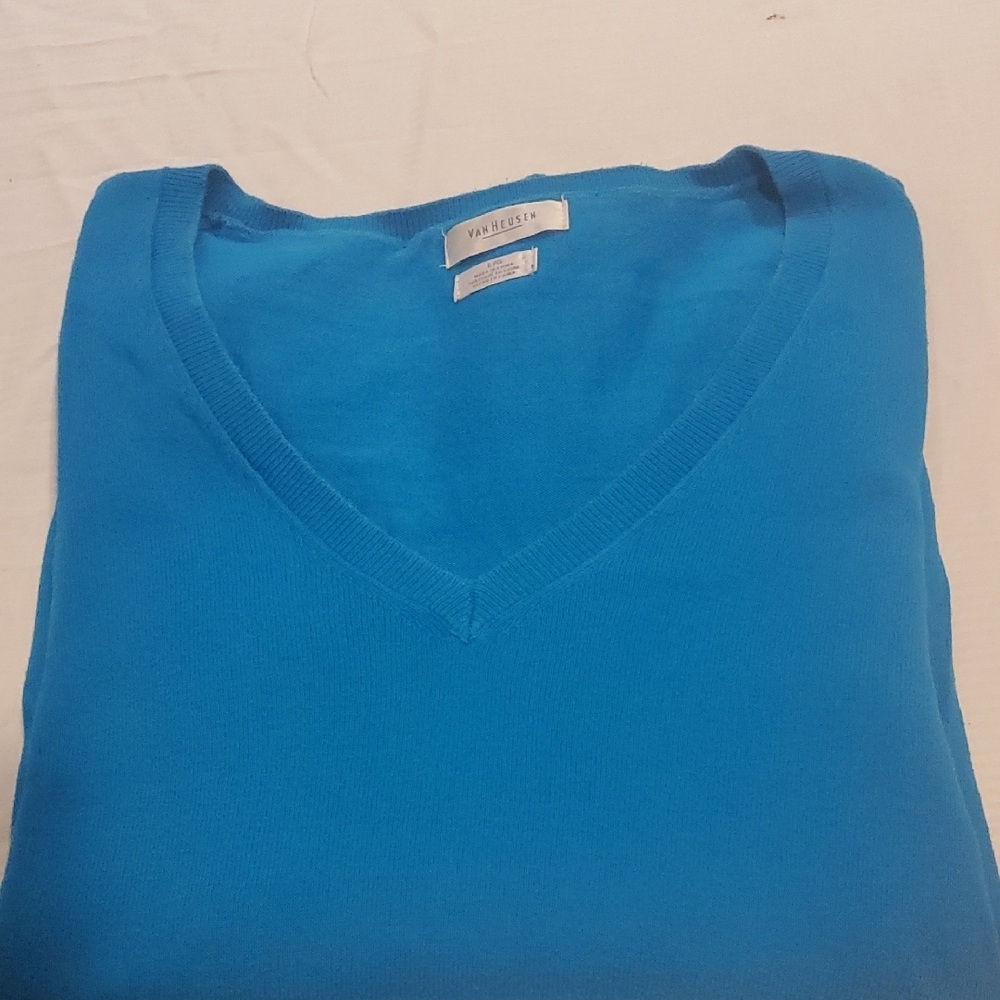 Large Van Heusen Blue V-Neck Sweater with Soft Knit Texture